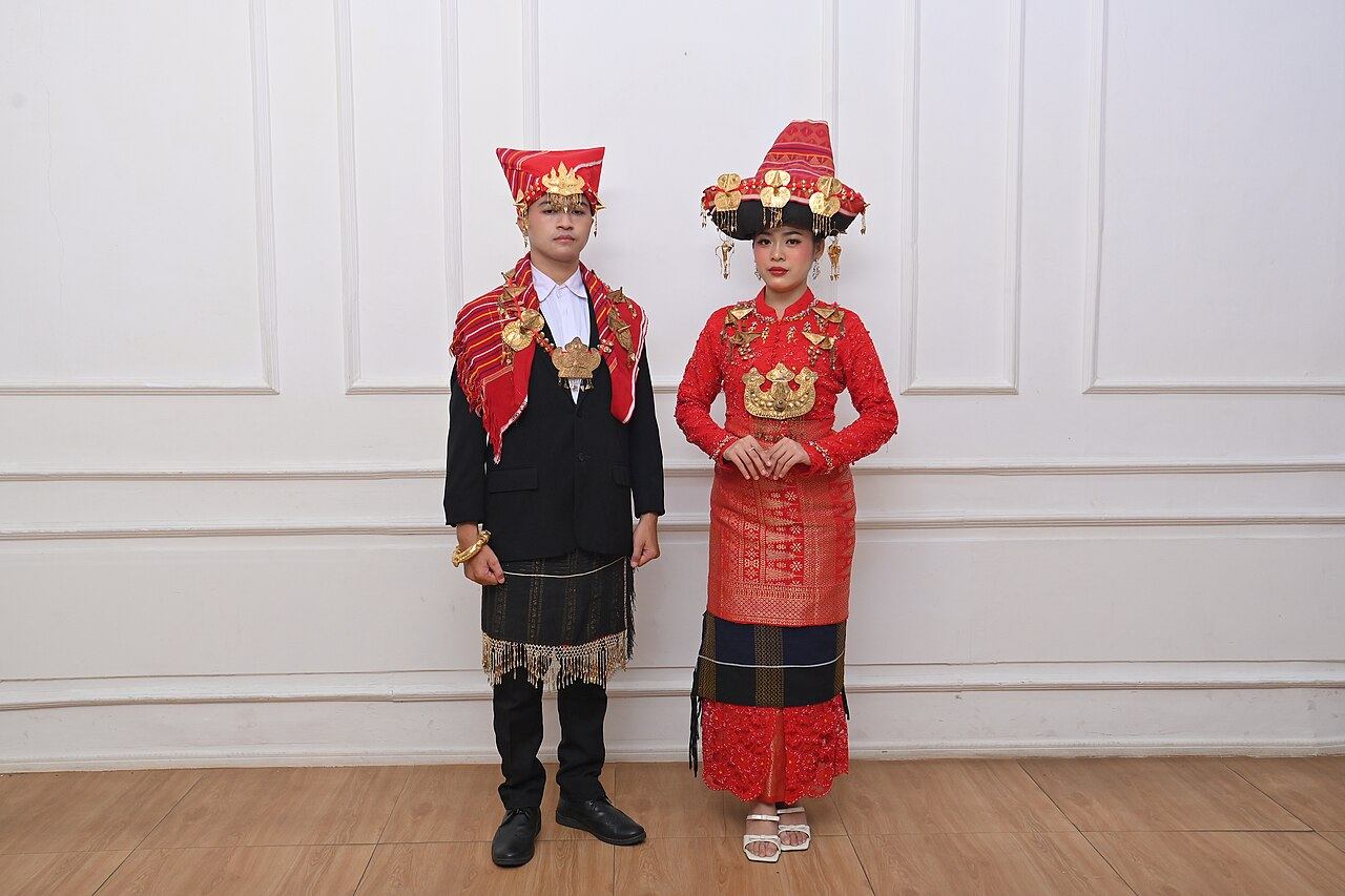 Sepasang pengantin mengenakan pakaian adat Karo